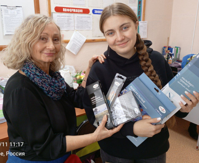 Ученица Одесской школы №2 получила в подарок набор художественных принадлежностей.